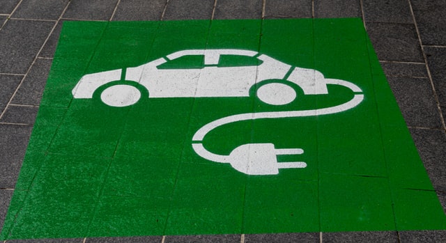 Infrastrutture di ricarica delle auto elettriche: le principali novità introdotte dalla norma CEI 64-8